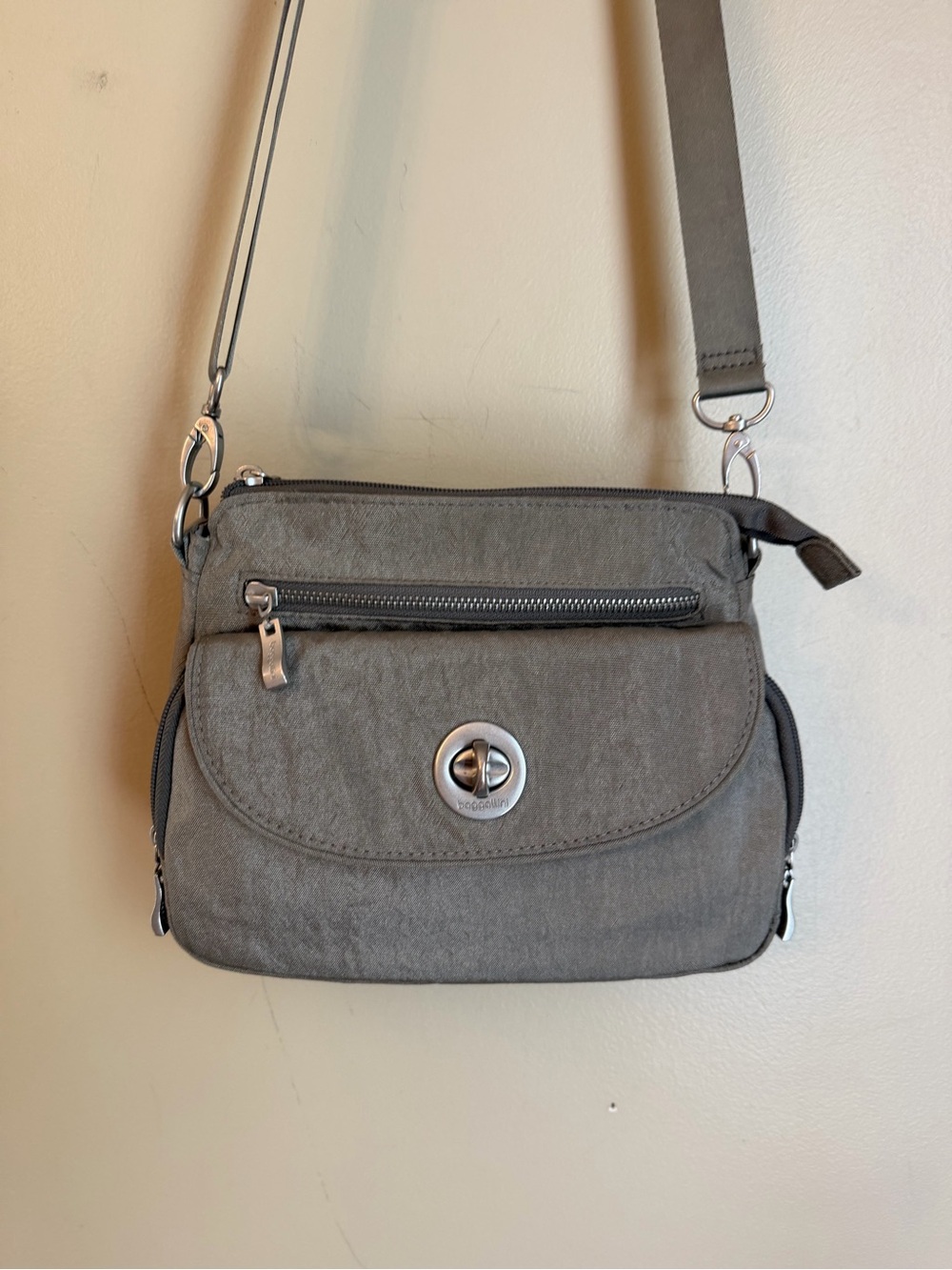 Baggallini Crossbody Bag with Turn Lock Closure Travel Nylon Silver Gray Medium